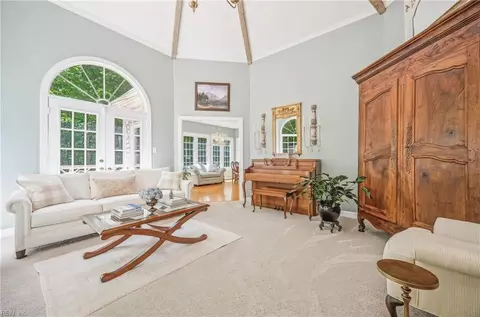 Living - 9 Whitaker Ct, Williamsburg, VA 23188 photo 2 of 3