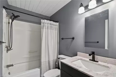 Bath - 4745 Court Dr, Gloucester, VA 23061 photo 1 of 2