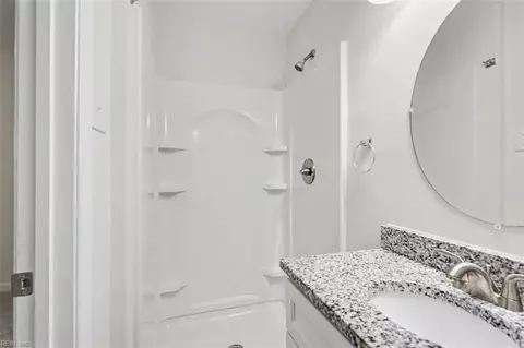 Bath - 615 Bell St, Hampton, VA 23661 photo 2 of 3