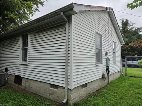 Exterior - 77 Fulton St, Hampton, VA 23663 photo 2 of 4