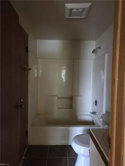 Bath - 77 Fulton St, Hampton, VA 23663 photo 2 of 2