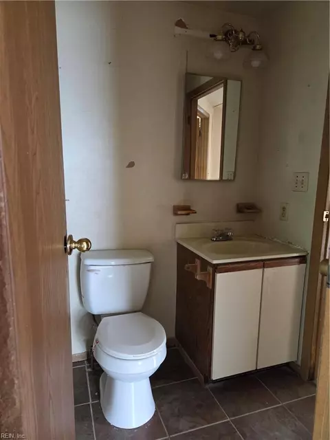 Bath - 77 Fulton St, Hampton, VA 23663 photo 1 of 2