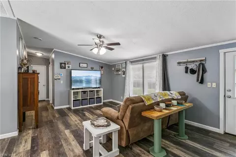 Entry Way - 6477 Hickory Knoll Rd, Gloucester, VA 23061 photo 3 of 6