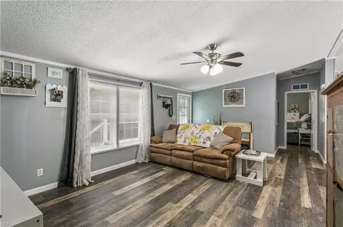 Entry Way - 6477 Hickory Knoll Rd, Gloucester, VA 23061 photo 4 of 6