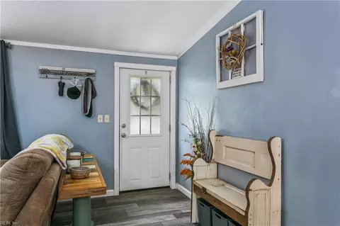 Entry Way - 6477 Hickory Knoll Rd, Gloucester, VA 23061 photo 2 of 6