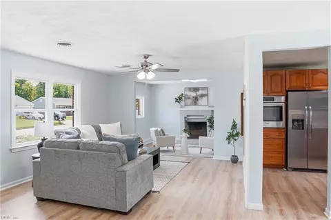 Living - 3116 Dunworken Dr, Chesapeake, VA 23321 photo 3 of 5