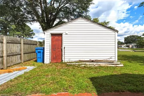 Exterior - 504 Plummer Dr, Chesapeake, VA 23320 photo 5 of 9