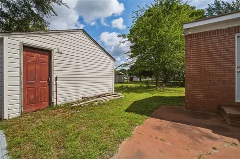 Exterior - 504 Plummer Dr, Chesapeake, VA 23320 photo 4 of 9