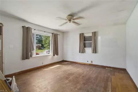 Living - 504 Plummer Dr, Chesapeake, VA 23320 photo 3 of 3