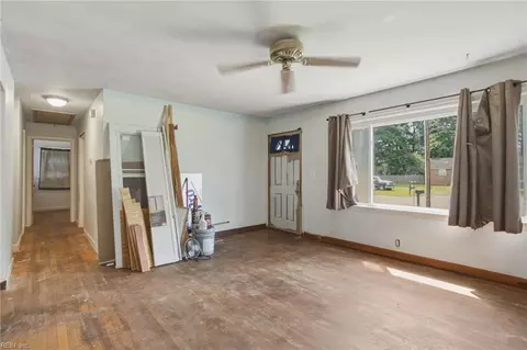 Living - 504 Plummer Dr, Chesapeake, VA 23320 photo 2 of 3