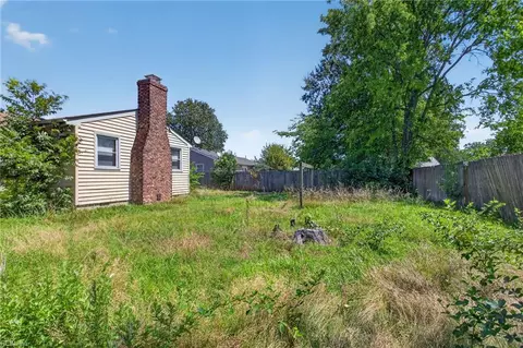 Exterior - 1803 Esquire St, Norfolk, VA 23503 photo 6 of 7