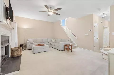 Living - 2 Bounty Cir, Hampton, VA 23669 photo 2 of 4