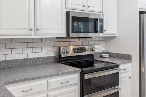 Kitchen - 2 Bounty Cir, Hampton, VA 23669 photo 4 of 4