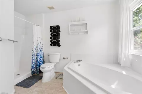 Bath - 2 Bounty Cir, Hampton, VA 23669 photo 3 of 6