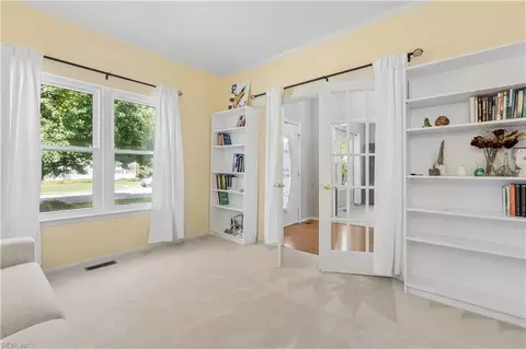 Entry Way - 2 Bounty Cir, Hampton, VA 23669 photo 3 of 5