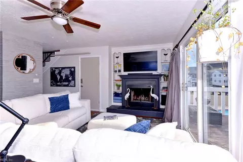 Living - 388 N First St, Hampton, VA 23664 photo 4 of 4
