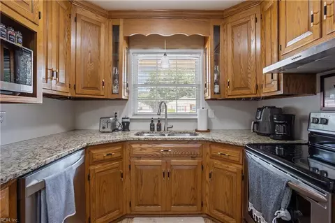 Kitchen - 825 Headrow Ter, Hampton, VA 23666 photo 7 of 9