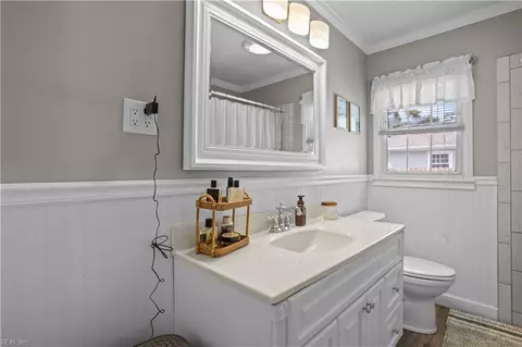 Bath - 825 Headrow Ter, Hampton, VA 23666 photo 3 of 4
