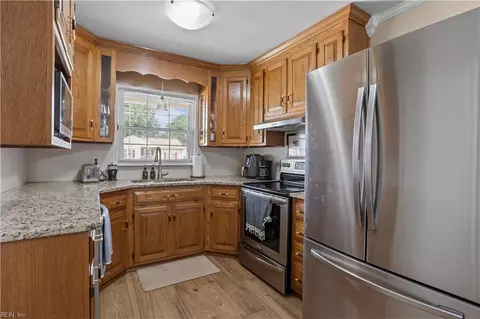 Kitchen - 825 Headrow Ter, Hampton, VA 23666 photo 6 of 9