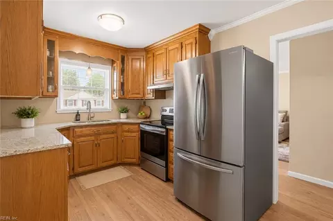 Kitchen - 825 Headrow Ter, Hampton, VA 23666 photo 5 of 9