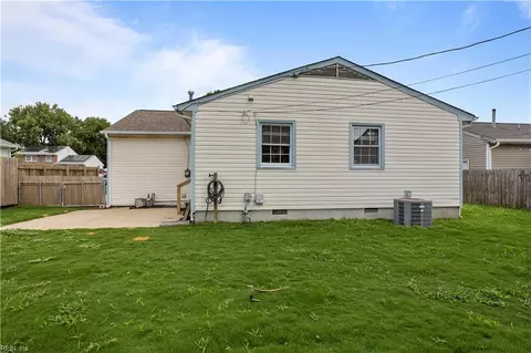 Exterior - 825 Headrow Ter, Hampton, VA 23666 photo 6 of 6