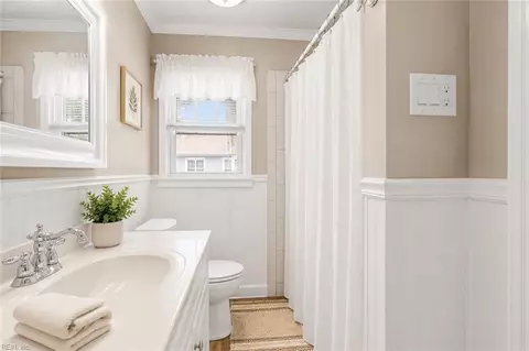 Bath - 825 Headrow Ter, Hampton, VA 23666 photo 2 of 4