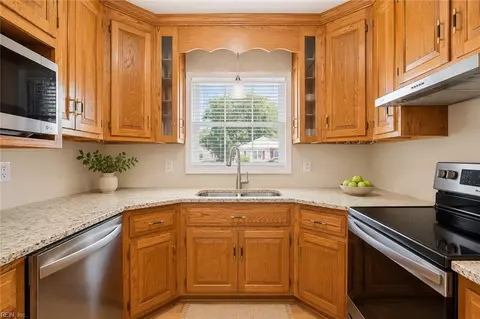 Kitchen - 825 Headrow Ter, Hampton, VA 23666 photo 2 of 9