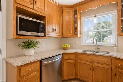 Kitchen - 825 Headrow Ter, Hampton, VA 23666 photo 4 of 9
