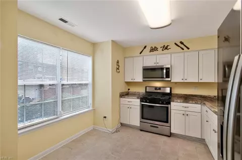 Kitchen - 6 Chinaberry Pl, Hampton, VA 23666 photo 2 of 4