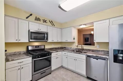 Kitchen - 6 Chinaberry Pl, Hampton, VA 23666 photo 3 of 4