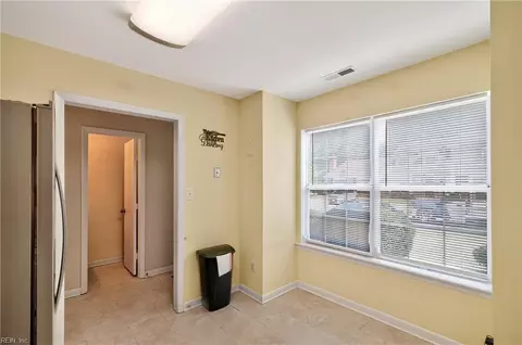 Entry Way - 6 Chinaberry Pl, Hampton, VA 23666 photo 3 of 7