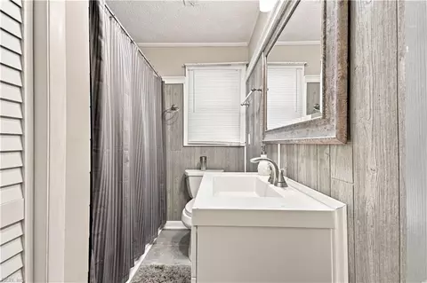 Bath - 106 Lighthouse Dr, Hampton, VA 23664 photo 1 of 4