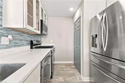 Kitchen - 106 Lighthouse Dr, Hampton, VA 23664 photo 2 of 4