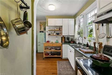 Kitchen - 44 Cherry Ave, Hampton, VA 23661 photo 4 of 4