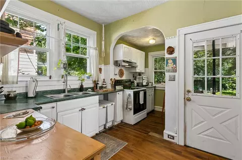 Kitchen - 44 Cherry Ave, Hampton, VA 23661 photo 2 of 4