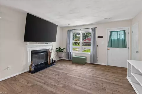 Living - 1105 Gloucester St, Hampton, VA 23661 photo 4 of 5