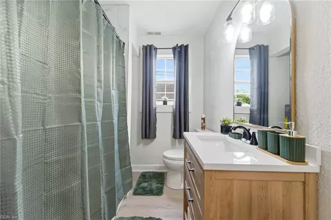Bath - 406 Colonial Ave, Hampton, VA 23661 photo 1 of 2