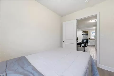 Bedroom - 406 Colonial Ave, Hampton, VA 23661 photo 4 of 7