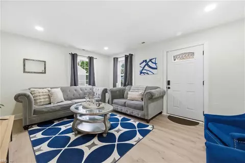 Entry Way - 406 Colonial Ave, Hampton, VA 23661 photo 1 of 3
