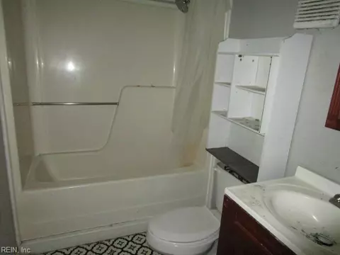 Bath - 2011 Seward Dr, Hampton, VA 23663 photo 1 of 2