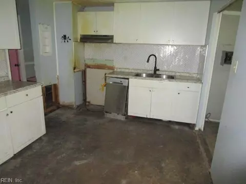 Entry Way - 2011 Seward Dr, Hampton, VA 23663 photo 2 of 2