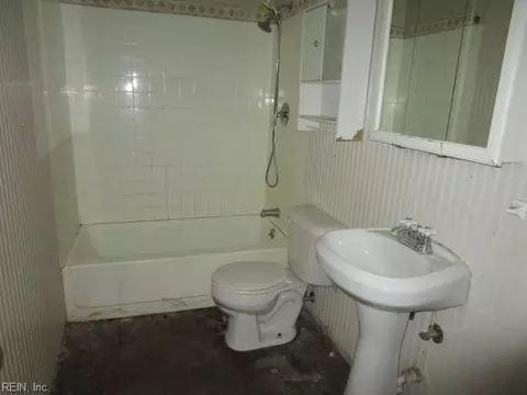 Bath - 2011 Seward Dr, Hampton, VA 23663 photo 2 of 2