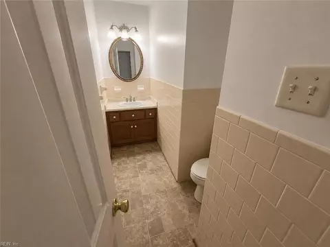 Bath - 72 Apollo Dr, Hampton, VA 23669 photo 4 of 6