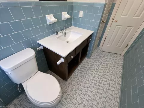 Bath - 72 Apollo Dr, Hampton, VA 23669 photo 3 of 6
