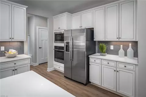 Kitchen - 208 Tinker St, Chesapeake, VA 23322 photo 6 of 10