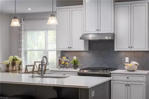 Kitchen - 208 Tinker St, Chesapeake, VA 23322 photo 5 of 10
