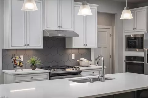 Kitchen - 208 Tinker St, Chesapeake, VA 23322 photo 4 of 10