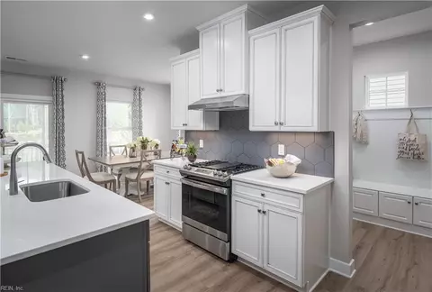 Kitchen - 208 Tinker St, Chesapeake, VA 23322 photo 7 of 10