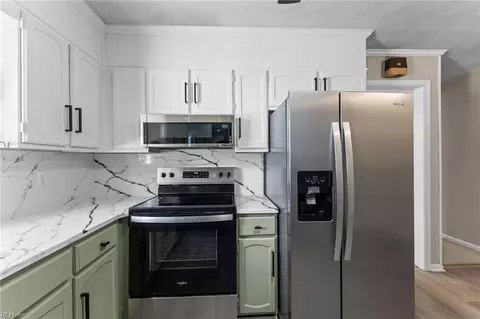Kitchen - 105 Kove Dr, Hampton, VA 23669 photo 3 of 4