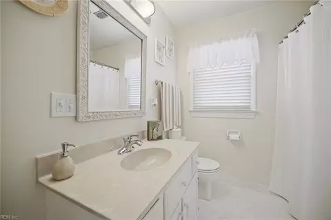 Bath - 2047 Ames Cir N Cir, Chesapeake, VA 23321 photo 2 of 4